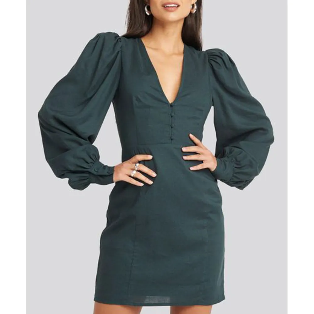 Mörkgrön långärmad V-ringad klänning med knappar från AFJ x NA-KD. Storlek 36, fint skick💚. Klänningar.