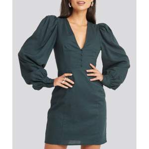Mörkgrön långärmad V-ringad klänning med knappar från AFJ x NA-KD. Storlek 36, fint skick💚