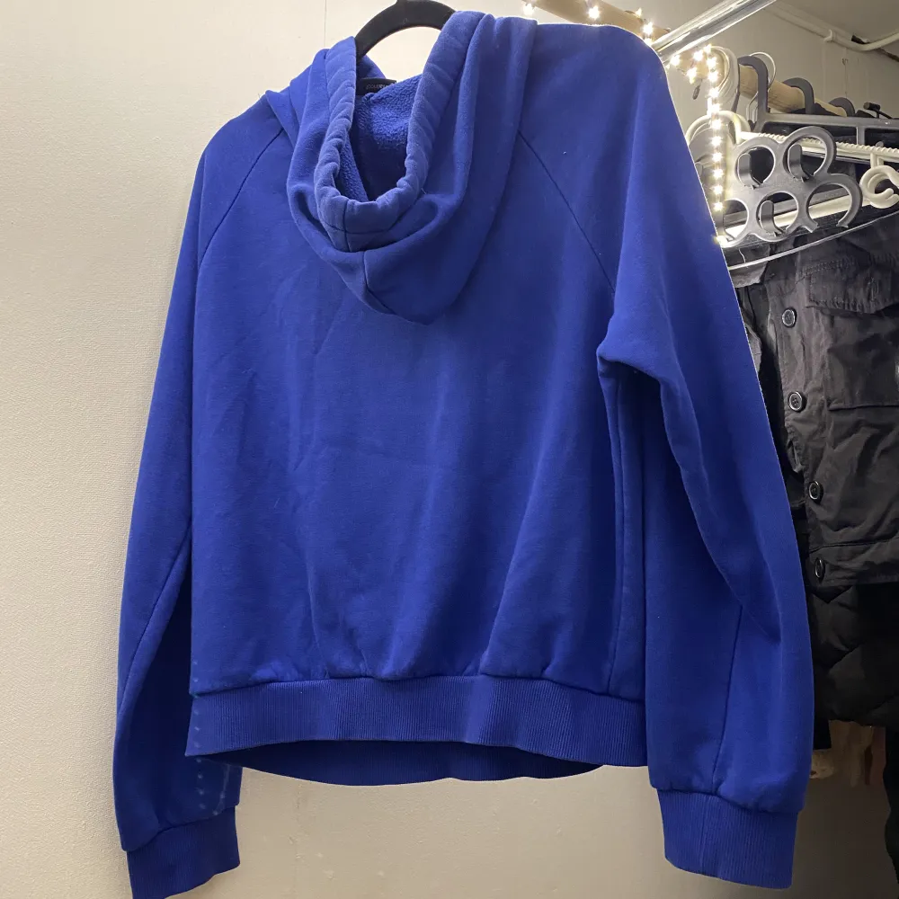 Säljer en mörkblå hoodie i storlek S från ginatricot som tyvärr inte kommer till användning 🫶🏻. Hoodies.