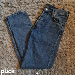Som nya Weekday Barrel jeans, tapered fit. Storlek 28/32. Säljes då de inte passar. Kan fraktas eller mötas upp. Flertal andra jeans finns även i min profil!