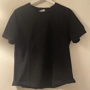 T-Shirt - Svart basic t-shorts från Gina i S. Lite tjockare i materialet. Säljer för 40kr ❤️
