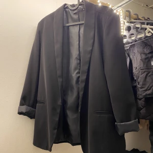 Kavaj - Säljer min svarta overaized kavaj som inte kommer till användning, den är från seppälä Woman och är i storlek 42 
