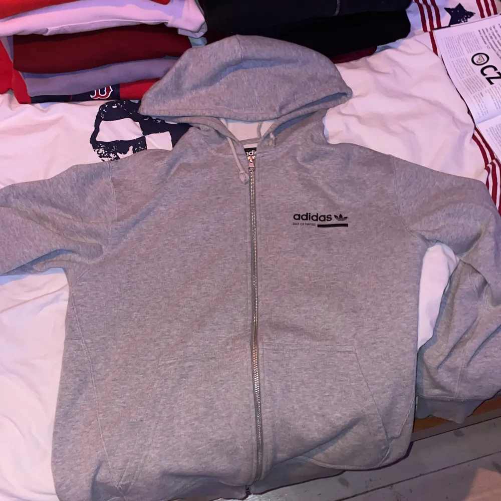 Knappt använd zipper från Adidas. Inga fläckar eller hål, säljer pga att jag aldrig använder den. . Hoodies.