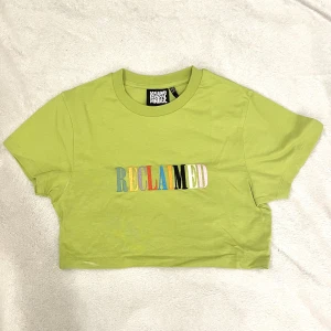 Grön crop top med text - Nyskick, aldrig använt.