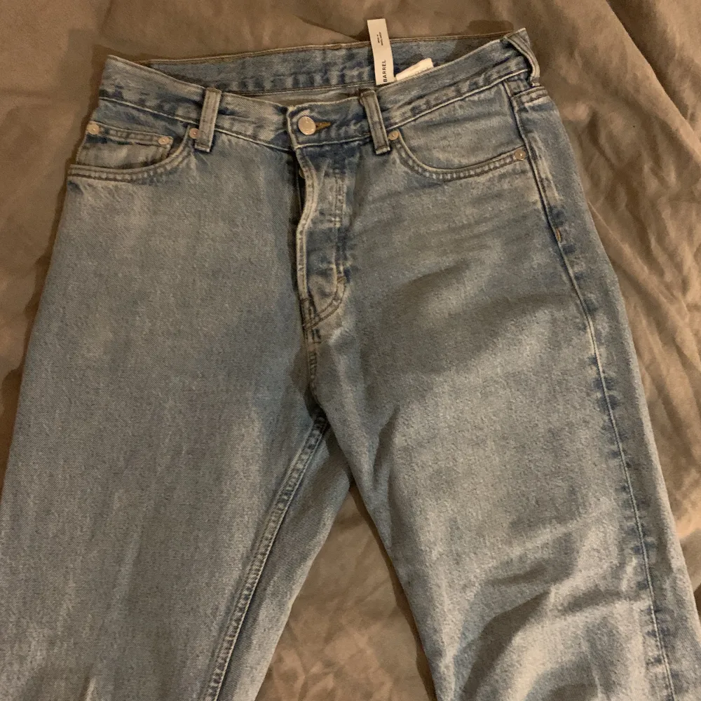 Säljer mina Weekday jeans i använd skick utan några defekter storlek: 28/30! Modell Barrel. Jeans & Byxor.