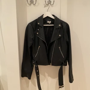 Skinnjacka  - Skitsnygg skinnjacka till hösten. I superfint skick!! Xs men sitter oversized