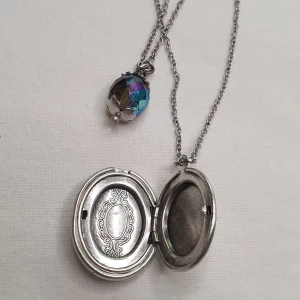 Halsband - Silver färgad foto medaljon  med blå sten.