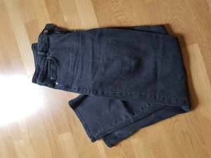 Jeans från Carin Wester  - Jättefina mörkgråa jeans från Carin Wester i storlek 40.  Jeansmodellen heter Elle.  Waist: Mid,  Fit: Regular,  Leg: Straight/cropped   Använda några gånger, säljes pgr av att de blivit för stora för mig.  Lägger ut bilder från åhlens sida och färgen där
