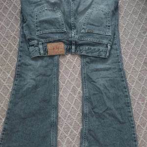 Fina gråa bootcut jeans  - Gråa jeans i fin skick har använt den ett par gånger säljer eftersom den är för liten 💞