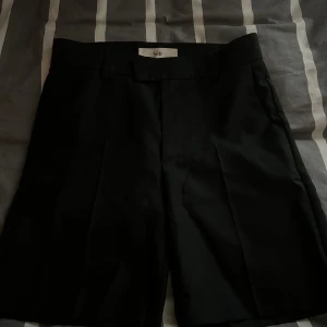 Séfr kostymshorts  - Säljer nu mina otroligt fina séfr kostymshort. De är använda tre gånger. 55% polyester - 45% wool. Otroligt skönt material som är luftigt på sommaren. Kemtvättas. 