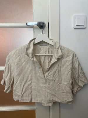 Kräm vit topp - Cool croppad topp i en krämvit färg. Riktigt somrig och härlig 