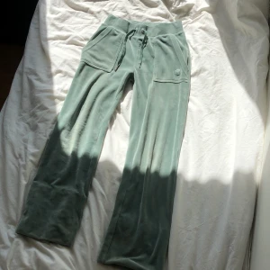 Juciy Conture byxor gröna - Storlek XSS,jättefina,köpta för 800kr,Köparen står för frakt🫶🏻 säljer pågrund av att jag har inte använt dom så mkt. kom privat för mer information och bilder, kan både posta o mötas upp 
