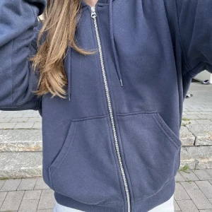 Trendig hoodie - Superfin zip hoodie från weekday, knappt använd. Fint skick💗sittrr ett lite overzise 