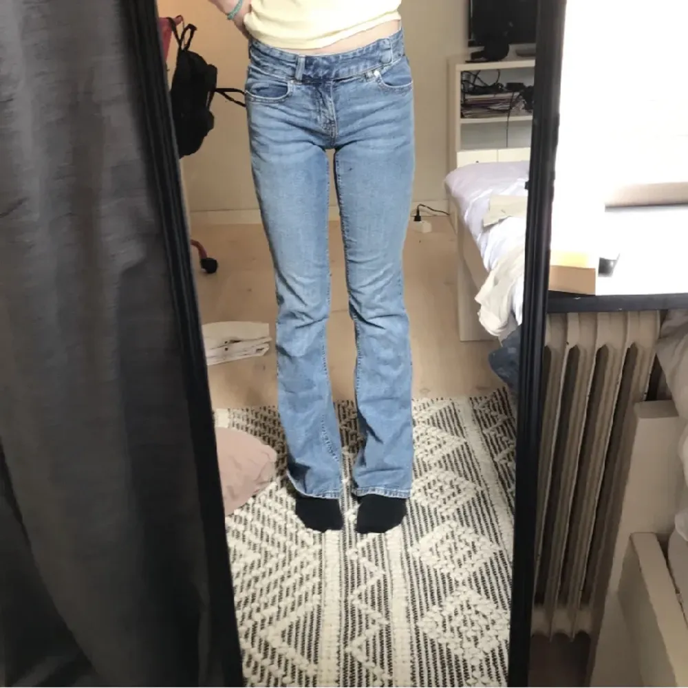 Lowwaist jeans från Gina💞  Midjemått: 35cm Innerbenslängd: 39cm. Jeans & Byxor.