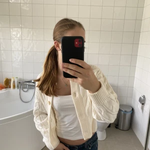 Vit kofta - Superfin vit stickad kofta. Väldigt skönt och fint material. Strl s💓