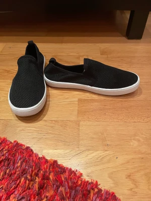 Säljer skor storlek 35 - Skriv ifall du är intresserad 