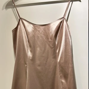 Helt ny klänning  - Helt ny klänning med prislapp kvar från Nelly i champagne färg😍😍😍Säljer för jag har dubbletter.