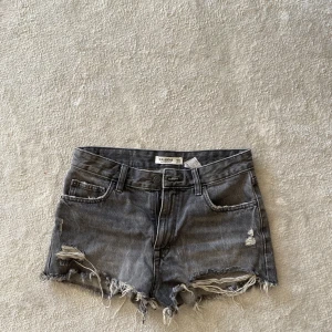 jättefina midrise shorts!  - storlek 36  mycket bra skick  