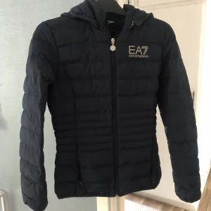 Ea7 Armani jacka  - Dam jacka i storlek S, marinblå Endast provad ej använd.   Kan gå ner i pris vid snabb affär.  
