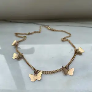Säljer ett jättegulligt halsband med fjärilar! 🦋 Cirka 47cm när man möter hela kedjan. Aldrig använt!