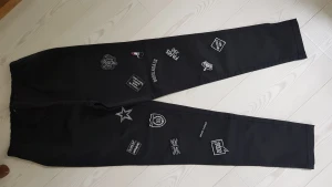 Byxor - Svarta stretchbyxor med märken på