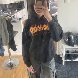 thrasher hoodie - säljer denna svarta thrasher hoodien! Använder inte längre, i väldigt bra skick:) Skriv för fler bilder. Kolla gärna min profil för massa mer 💓