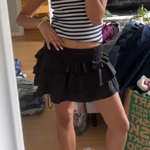 Svart volangkjol - Säljer denna helt vanliga svarta volangkjolen. Vet inte vart ifrån den är för att jag köpte den i Spanien. 😊