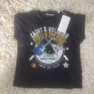 Zadig tröja - Zadig tröja, fick i födelsedagspresent men den va inte min stil, aldrig använd. Tror den kostar ca 600kr original pris.