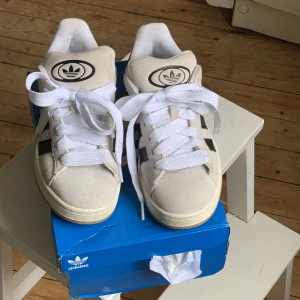 Ljusgrå campus 00’s - Storlek 36 2/3 (jag har vanligtvis 37 men dessa passar mig). De är bara använda några gånger - dock lite smutsiga på vissa ställen (syns på bilderna) men det är nog lätt att få bort. 