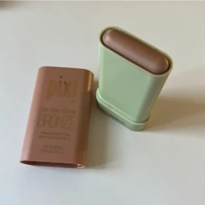 Pixi bronzer on the glow  - Jag har endast provat den så den är i princip nyskick, första bilden är lånad 