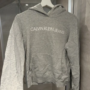 Calvin Klein Jeans hoddie - Mysig Calvin Klein hoddie. Sparsamt använd! Nypris 1100kr