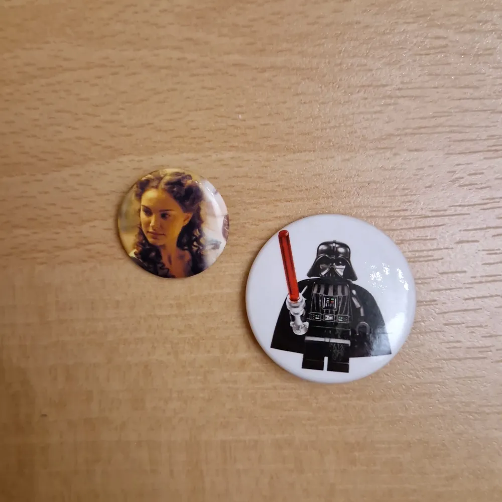 2 st Star Wars pins. Den lilla är ca 2,5 cm och den stora ca 4 cm i diameter. 15 kr för båda eller 10 kr styck.  Kan skickas som brev, då blir frakten 15 kr, skriv så fixar vi det! 🥰. Accessoarer.