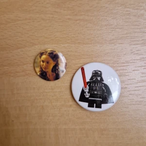 Star Wars pins - 2 st Star Wars pins. Den lilla är ca 2,5 cm och den stora ca 4 cm i diameter. 15 kr för båda eller 10 kr styck.  Kan skickas som brev, då blir frakten 15 kr, skriv så fixar vi det! 🥰