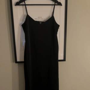 V-ringad klänning i strl S, vet ej märket men köpt från en hemsida, helt oanvänd med lapp kvar  Nypris: 349 Säljes för 200
