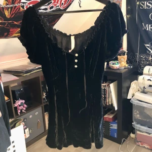 Äkta samet  - En fin äkta sammet tröja från indien. Den är perfekt för lite mera edgy y2k looken 