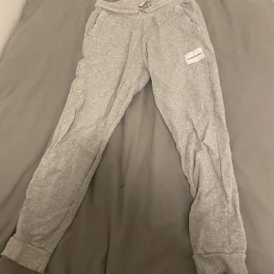 Calvin Klein  - Dem är lite för små och barnstorlek då jag har växt upp. Fräscha och i bra skick. Hör av er om pris eller andra frågor!