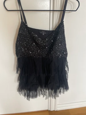 Festlig paljetttopp - Festlig topp som verkligen glittrar. Kommer tyvärr inte till användning då jag redan har många liknade toppar🖤🎉Toppen passar mig som i vanliga fall har storlek M.