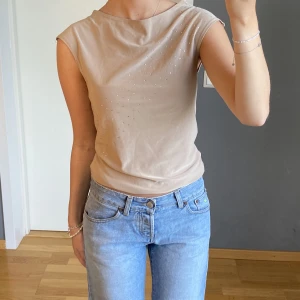 Beige topp från Hennes - Beige vintage top från Hennes i storlek XS, med silver detaljer 🤩✨