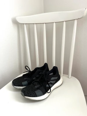 Springskor - Addidas - Knappt använda då de är för små. Superfina och sköna att träna i. Inköptes för 1800kr, säljer för 500kr