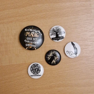 Harry Potter pins - Reserverad!  5 st Harry Potter pins. De små är ca 2,5 cm och den stora ca 4 cm i diameter. 30 kr för alla eller 10 kr styck.  Kan skickas som brev, då blir frakten 15 kr, skriv så fixar vi det! 🥰
