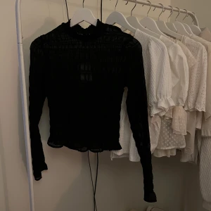 Svart jättefin meshtopp - Säljer denna oanvända meshtoppen från h&m, strl XS, prislapp kvar🤍