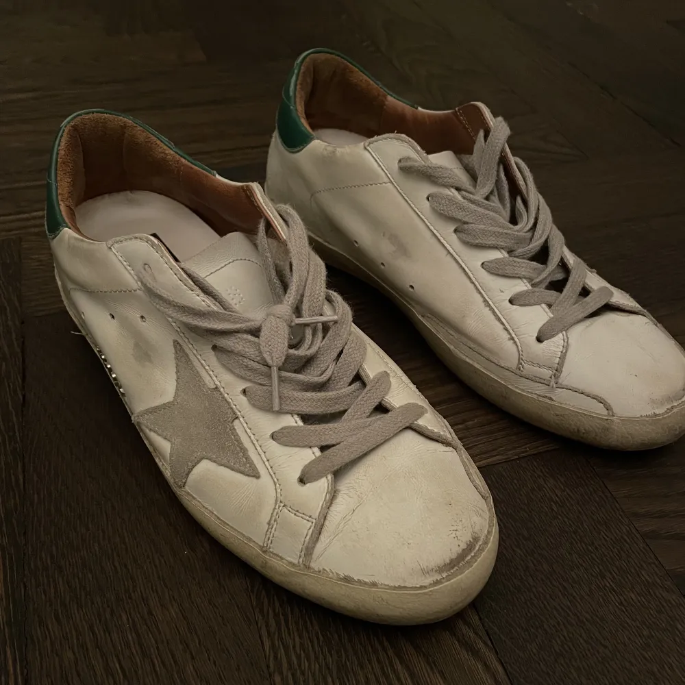Jätte snygga golden goose skor, använda 2 ggr. Storlek 38🥰🥰 Vita med gröna detaljer där bak. . Skor.
