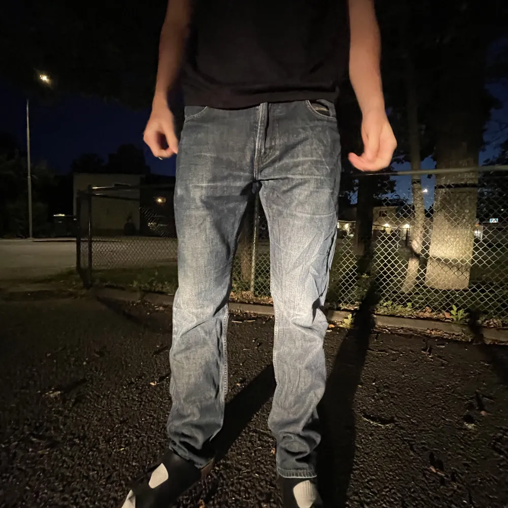 Feta lee jeans i storlek 32/34 i riktigt bra skick, använd en gång. Han på bilden är lite mer än 180 cm och de sitter lite långt på honom. Skriv vid frågor och fler bilder. Jeans & Byxor.