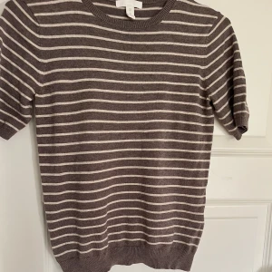 Fin stickad t-shirt - Säljer denna fina stickade t-shirt, perfekt nu till hösten från H&M💕Säljer för 80kr+frakt