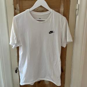 Jättefin Nike t-shirt. Tröjan är använd men den är i väldigt fint skick. Ifall ni har fler funderingar så är de bara att skriva. Storlek S