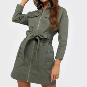 IVYREVEL DRESS - Jag säljer just nu min jättefina minidress från märket IVYREVEL då jag inte har fått användning av den någon gång. Endast provat! Storlek 36 och är slutsåld överallt💗nypris 1199kr säljer för 600kr🫶🏽