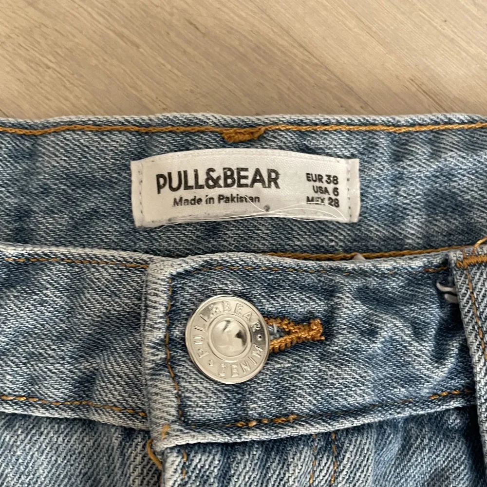 Mini jeanskjol från Pull & Bear i storlek 38. Använd ett fåtal gånger, väldigt bra skick. . Kjolar.
