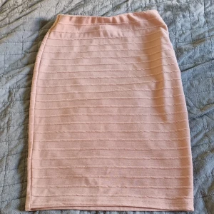 Kjol - Lite längre kjol(knälång för mig som är 1.63) endast testad. Figurnära.