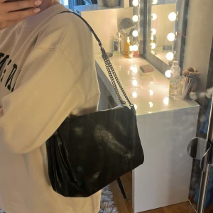Axelväska - Säljer denna väska från zara som inte kommer till användning längre. Den är knappt använd så den är i väldigt bra skick. Säljer för 200kr+frakt