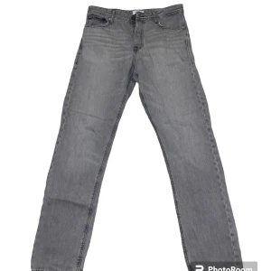 Jack and Jones Jeans  - Jack n Jone Loose Chris Straight Fit Skick: 5/10 tappat färg och är ljusare än vanligt, även lite slitna längst ner vid fötterna. 
